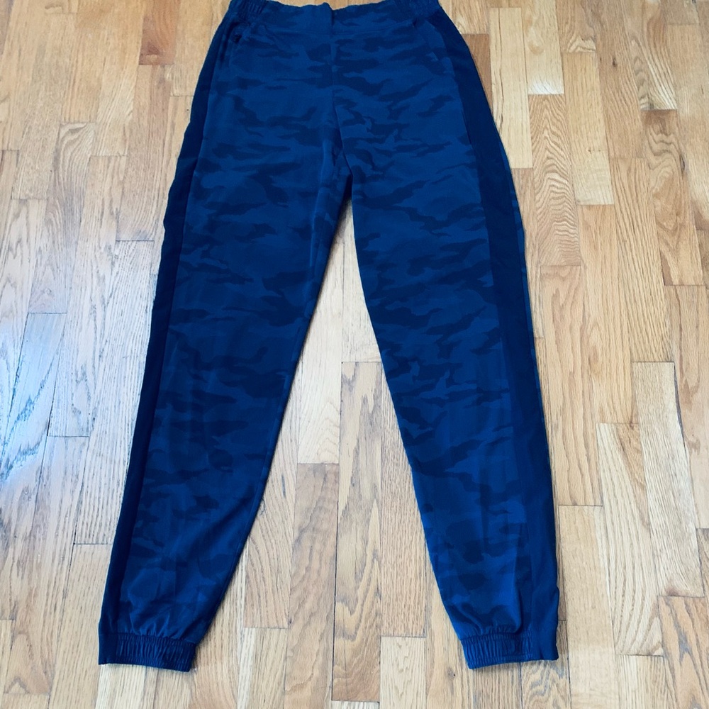 Athleta Brooklyn Stretch Ankle Pants Size
6 Tall Navy Blue Camouflage Like New